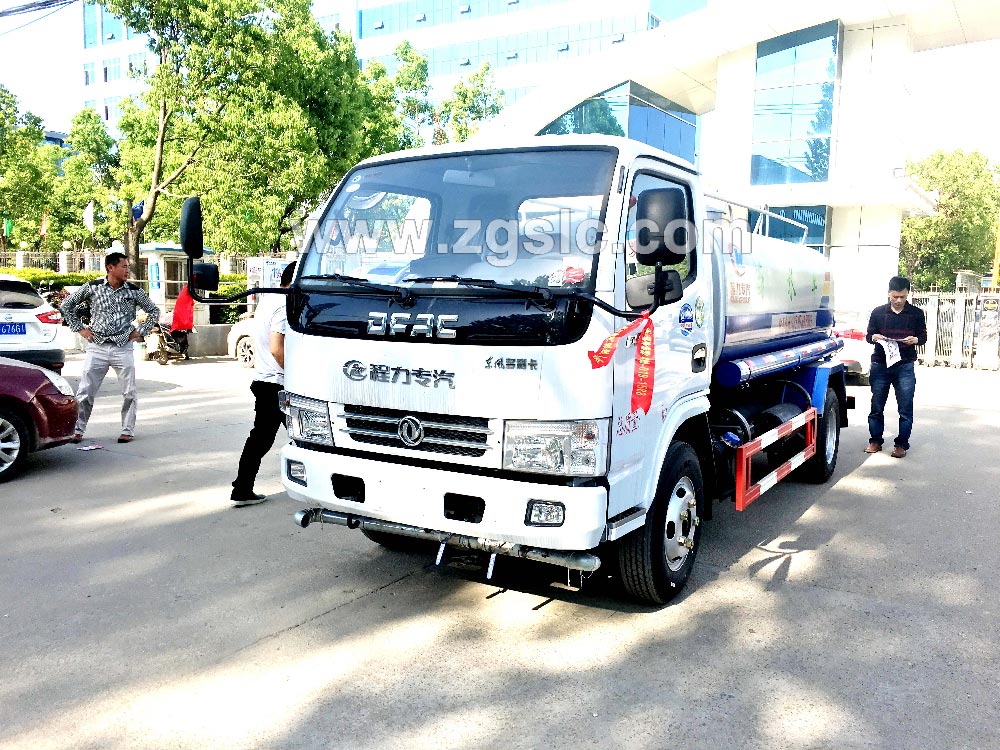 到湖北程力集團(tuán)訂購灑水車，現(xiàn)貨供應(yīng)隨時(shí)出發(fā)